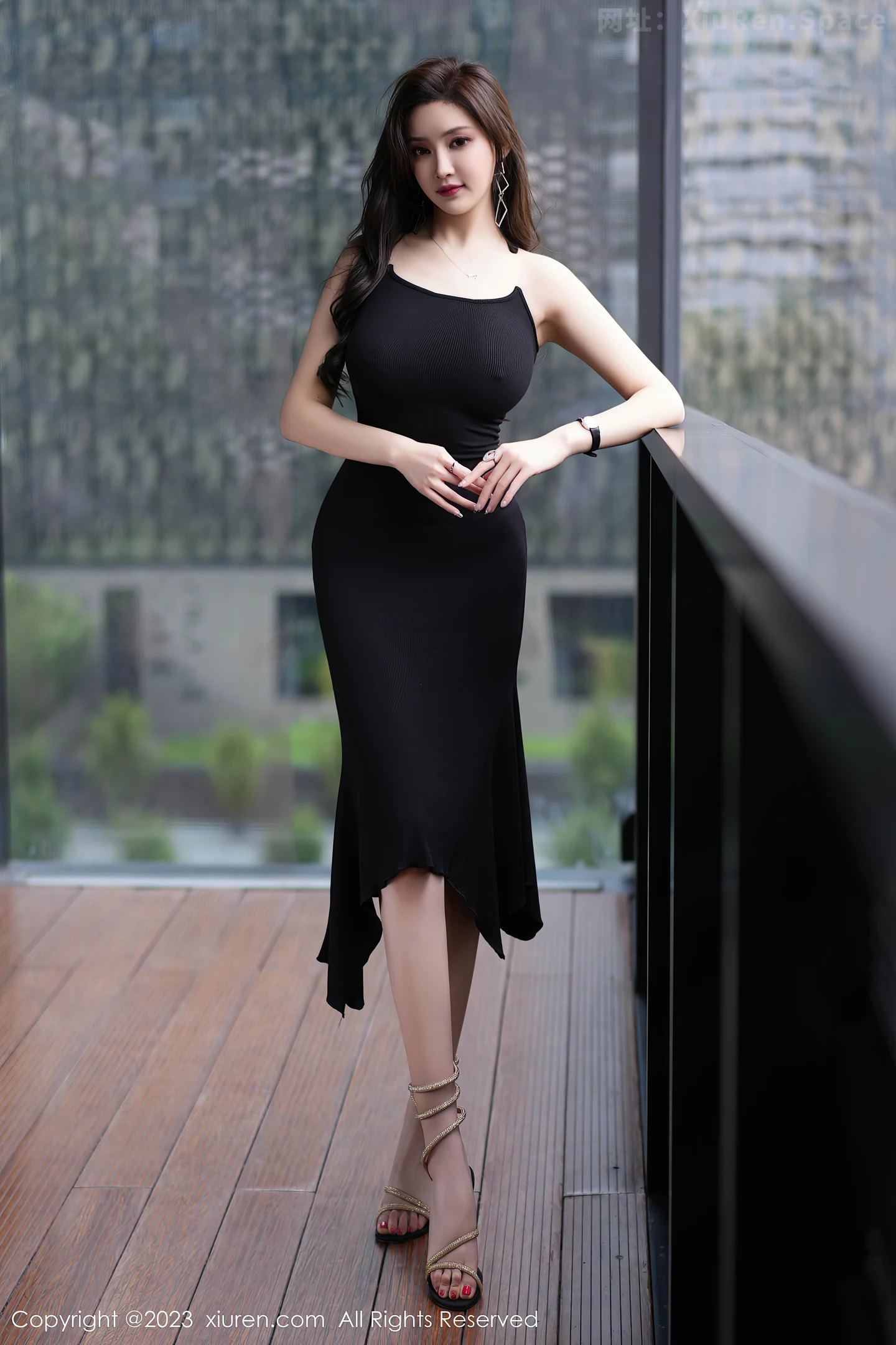 图片[3]-[XiuRen秀人网]VOL.7367 女神Carol周妍希性感黑色吊带长裙半撩秀白嫩翘臀美腿诱惑写真72P-秀人网官方网站